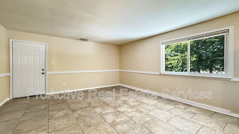 312 Ashlawn Drive - 3